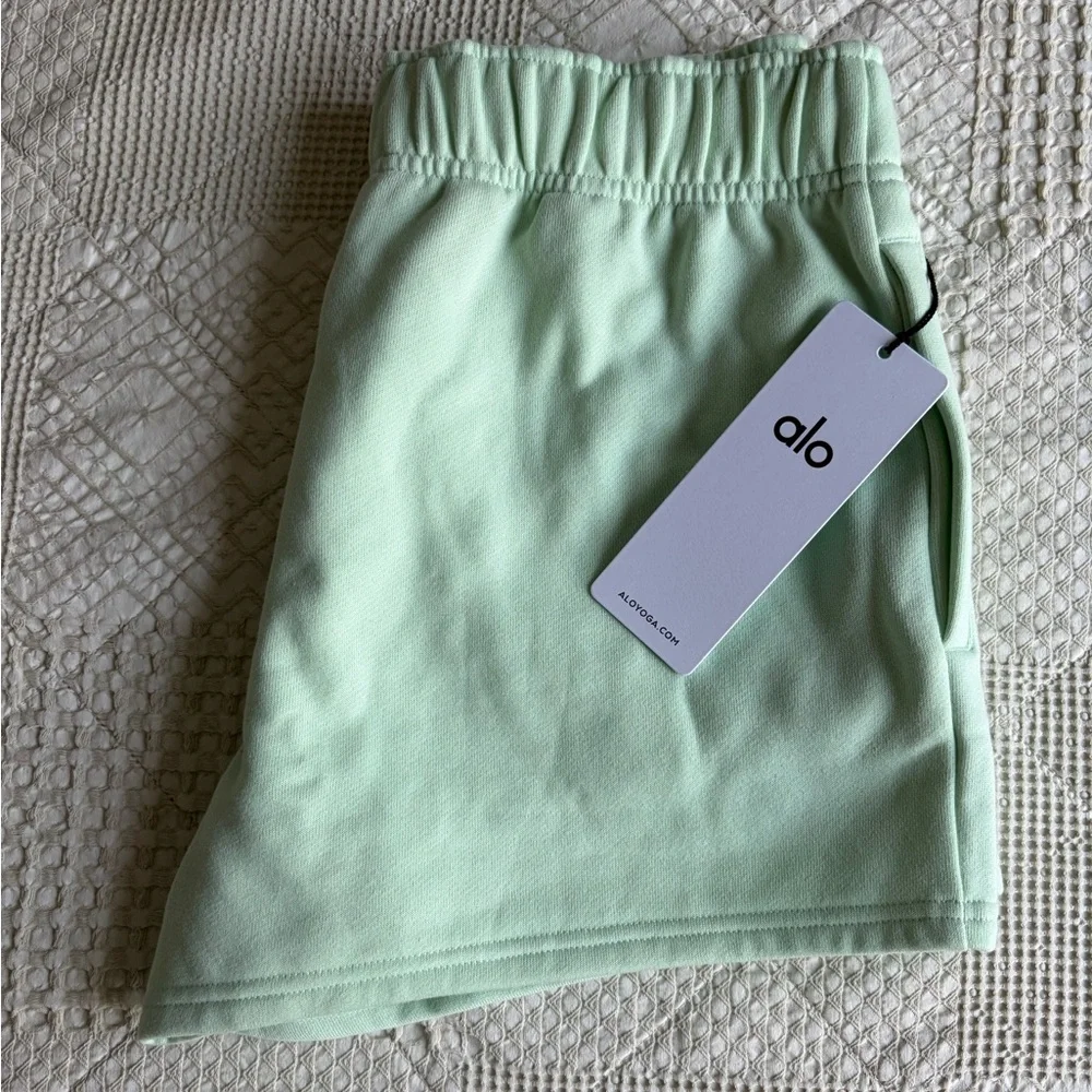 BRAND NEW ALO YOGA ACCOLADE SHORT